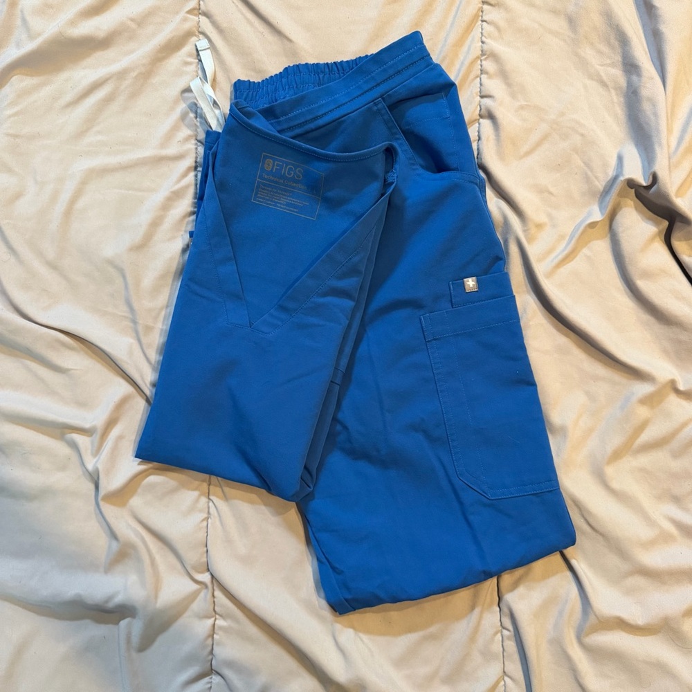 Figs women’s Royal Blue Casma Scrub Top Large and Yola Skinny Scrub Pants Large